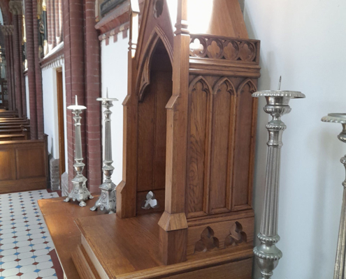 Retabel gemaakt van oude kerkdeur Retabel Titus Brandsma gemaakt van oude kerkdeur