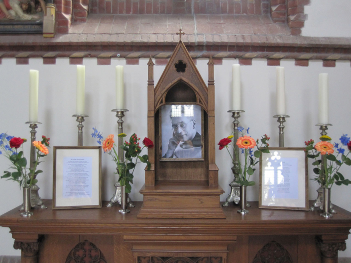 Retabel Titus Brandsma gemaakt van oude kerkdeur