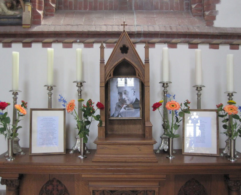 Retabel gemaakt van oude kerkdeur Retabel Titus Brandsma gemaakt van oude kerkdeur