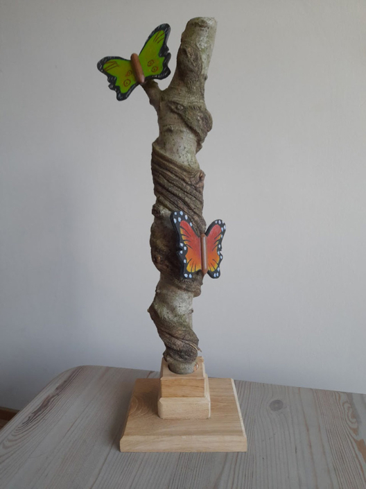 Gewurgde boom met vlinders